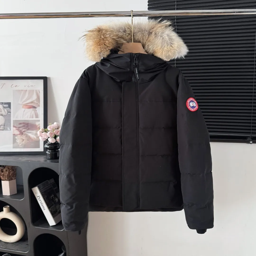 Style number: Y 183 (The new 17 models come standard without wolf fur, wolf fur costs +50) Canada Goose New 17 models of down jackets, timeless Classic, same style for men and women, mid-length windbreaker jacket. Canada Goose technology waterproof fabric is wind and cold resistant and extremely warm! Plush heat storage keeps you warm and warms you up quickly! Extra large fur collar design, fine fur, smooth to the touch, comfortable and skin-friendly! Double windproof cuffs to prevent cold wind from entering! The pockets have a flap zipper design and the upper pocket is a diagonal pocket, which is convenient and practical! Canada Goose’s popularity in the past two years has greatly surpassed that of the king of down jackets, the Meng Mouth, and it is the hottest item in autumn and winter on INS! Same Style for men and women, Canada Goose Classic style! Color: Black Black Label Black Red Label Cream White Gray Black Label Gray Red Label Navy Blue Sizes: XS S M L XL XXL